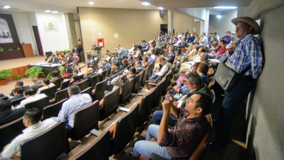 Lo que destaca en estas comparecencias es que medio auditorio es llenado con empleados y colaboradores del comparecientes, los cuales en cada oportunidad aplauden y aplauden.
