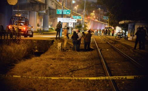 Persona decapitada sobre la vía del Ferrocarril a un costado de la calle  Rébsamen, muy cerca de la Zona UV.   