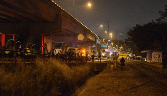 Al decir de los vecinos es un lugar muy oscuro y  es ocupado por malvivientes que toman y se drogan en el sitio.  