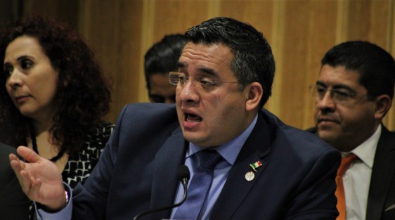 El secretario de Desarrollo Agropecuario, Rural y Pesca del estado de Veracruz, Eduardo Cadena Cerón, se presentó ante diputados para dar cuenta de los resultados del primer año de gobierno en materia de fomento a la productividad, sanidad e inocuidad agroalimentaria, infraestructura agropecuaria, promoción, comercialización y vinculación y atención a contingencias climatológicas. 