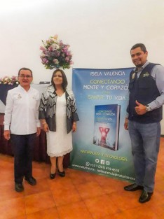 El Secretario del Ayuntamiento de Teocelo,  Zimri Abimelech Arellano en representación del Alcalde Mario Antonio Chama Díaz y el Cronista de la Ciudad, Mtro. Carlos May González, en representación de la Presidenta del DIF Teocelo, Mara Chama Villa, asistieron a la ciudad de Apizaco, Tlaxcala, a la presentación del libro Conectando Mente y Corazón para sanar tu vida, de la Autora orgullosamente Teocelana, Isela Valencia, Directora General de Naturise, Alternativas de Bienestar Integral.