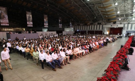 El Sistema Estatal para el Desarrollo Integral de la Familia (DIF), dirigido por Verónica Aguilar Tapia, presentó en Boca del Río, Ver., el Primer Informe de sus actividades, donde se dio cuenta del despliegue de acciones en los 212 municipios de la entidad a favor de la población vulnerable. 