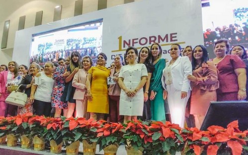 Al evento asistieron presidentas y presidentes de los sistemas municipales DIF, directores de instituciones de salud, comunidad del Centro de las Artes Indígenas de Zongolica, Papantla, Oluta y Tatahuicapan, representantes de las cámaras empresariales, población beneficiada, servidoras y servidores públicos y público en general. 