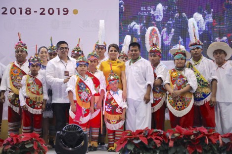 Al evento asistieron presidentas y presidentes de los sistemas municipales DIF, directores de instituciones de salud, comunidad del Centro de las Artes Indígenas de Zongolica, Papantla, Oluta y Tatahuicapan, representantes de las cámaras empresariales, población beneficiada, servidoras y servidores públicos y público en general. 