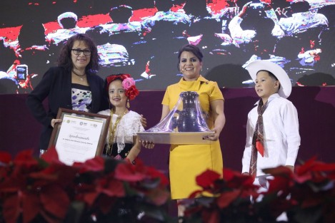 Al evento asistieron presidentas y presidentes de los sistemas municipales DIF, directores de instituciones de salud, comunidad del Centro de las Artes Indígenas de Zongolica, Papantla, Oluta y Tatahuicapan, representantes de las cámaras empresariales, población beneficiada, servidoras y servidores públicos y público en general. 