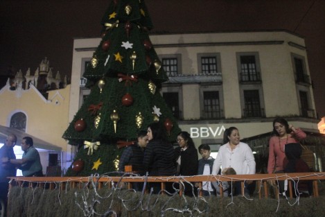 La noche de este sábado el gobernador Cuitláhuac García realizó el encendido de iluminación navideña en el centro de Xalapa, acompañado de algunos integrantes de su gabinete.  