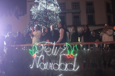 La noche de este sábado el gobernador Cuitláhuac García realizó el encendido de iluminación navideña en el centro de Xalapa, acompañado de algunos integrantes de su gabinete.  