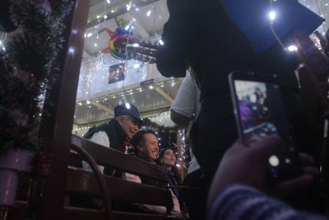 Luego del encendido de la iluminación navideña, el Gobernador Cuitláhuac García, acompañado de los otros funcionarios, se trasladaron a bordo de El Piojito, hacia la pista de hielo para su inauguración. El trayecto estuvo amenizado por la Tuna Femenil de la Universidad Veracruzana.   