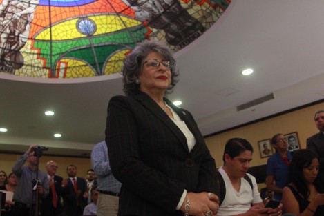 En medio de reclamos e insultos, Sofía Martínez rindió protesta  como nueva presidenta del Poder Judicial.  La magistrada  Yolanda Castañeda, quien también competía por el cargo, aprovechó para recriminarle que había sido electa por dedazo. 