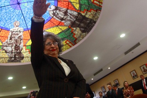 En medio de reclamos e insultos, Sofía Martínez rindió protesta  como nueva presidenta del Poder Judicial.  La magistrada  Yolanda Castañeda, quien también competía por el cargo, aprovechó para recriminarle que había sido electa por dedazo. 