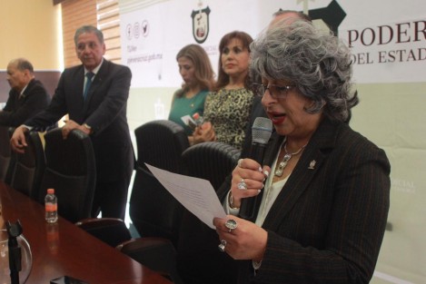 En medio de reclamos e insultos, Sofía Martínez rindió protesta  como nueva presidenta del Poder Judicial.  La magistrada  Yolanda Castañeda, quien también competía por el cargo, aprovechó para recriminarle que había sido electa por dedazo. 