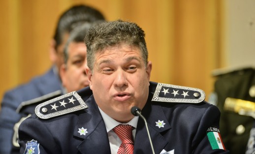 Con las hombreras al revés; muestras de apoyo dentro y fuera del recinto legislativo, el secretario de Seguridad Pública, Hugo Gutiérrez Maldonado,  compareció ante diputados, como parte de la Glosa del Primer Informe de Gobierno.  