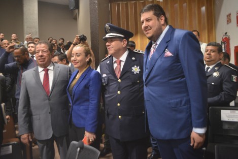 Con las hombreras al revés; muestras de apoyo dentro y fuera del recinto legislativo, el secretario de Seguridad Pública, Hugo Gutiérrez Maldonado,  compareció ante diputados, como parte de la Glosa del Primer Informe de Gobierno.  