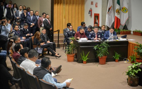 Con las hombreras al revés; muestras de apoyo dentro y fuera del recinto legislativo, el secretario de Seguridad Pública, Hugo Gutiérrez Maldonado,  compareció ante diputados, como parte de la Glosa del Primer Informe de Gobierno.  