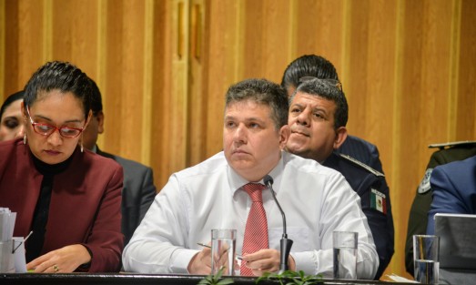 Incluso se tuvo que quitar la chaqueta para evitar que le tomaran más fotos. 