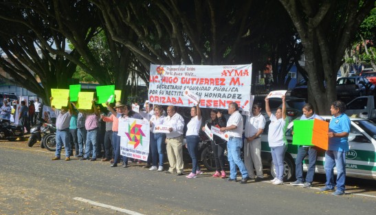 Con las hombreras al revés; muestras de apoyo dentro y fuera del recinto legislativo, el secretario de Seguridad Pública, Hugo Gutiérrez Maldonado, compareció ante diputados, como parte de la Glosa del Primer Informe de Gobierno. 