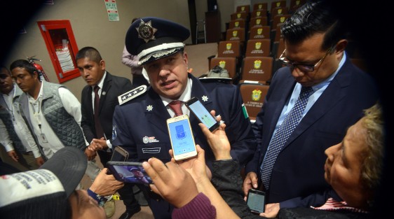 Con las hombreras al revés; muestras de apoyo dentro y fuera del recinto legislativo, el secretario de Seguridad Pública, Hugo Gutiérrez Maldonado, compareció ante diputados, como parte de la Glosa del Primer Informe de Gobierno. 