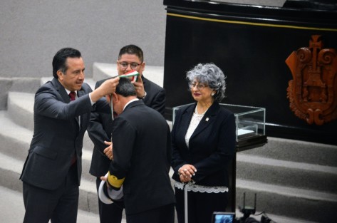 En reconocimiento a su esfuerzo en la defensa del Estado de Derecho, en su ámbito de competencia, la protección al medio ambiente marino y su coadyuvancia en tareas de protección civil y seguridad pública, la LXV Legislatura del Estado de Veracruz otorgó en sesión solemne al secretario de Marina, almirante José Rafael Ojeda Durán la Medalla y Diploma <em>Adolfo Ruiz Cortines</em> 2019.