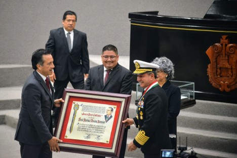 En reconocimiento a su esfuerzo en la defensa del Estado de Derecho, en su ámbito de competencia, la protección al medio ambiente marino y su coadyuvancia en tareas de protección civil y seguridad pública, la LXV Legislatura del Estado de Veracruz otorgó en sesión solemne al secretario de Marina, almirante José Rafael Ojeda Durán la Medalla y Diploma <em>Adolfo Ruiz Cortines</em> 2019.