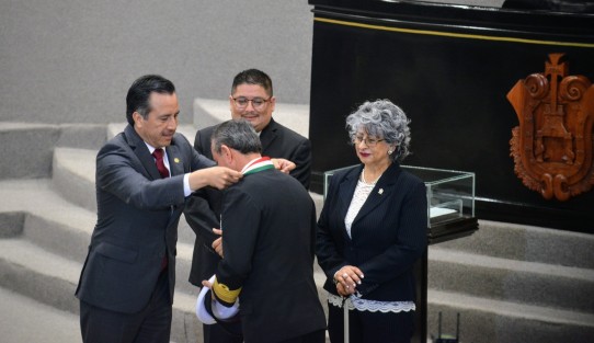 En reconocimiento a su esfuerzo en la defensa del Estado de Derecho, en su ámbito de competencia, la protección al medio ambiente marino y su coadyuvancia en tareas de protección civil y seguridad pública, la LXV Legislatura del Estado de Veracruz otorgó en sesión solemne al secretario de Marina, almirante José Rafael Ojeda Durán la Medalla y Diploma <em>Adolfo Ruiz Cortines</em> 2019.