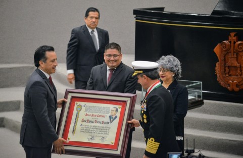 En reconocimiento a su esfuerzo en la defensa del Estado de Derecho, en su ámbito de competencia, la protección al medio ambiente marino y su coadyuvancia en tareas de protección civil y seguridad pública, la LXV Legislatura del Estado de Veracruz otorgó en sesión solemne al secretario de Marina, almirante José Rafael Ojeda Durán la Medalla y Diploma Adolfo Ruiz Cortines 2019.