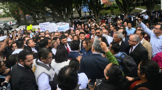 No faltaron los aplausos, gritos de apoyo y hasta apapachos para el titular de la SEV, de parte de sus invitados. 