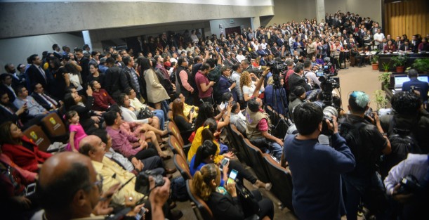 El auditorio Sebastián Lerdo de Tejada resultó ser insuficiente para los invitados, por lo que pusieron una pantalla afuera y hasta las escaleras se utilizaron como asientos.