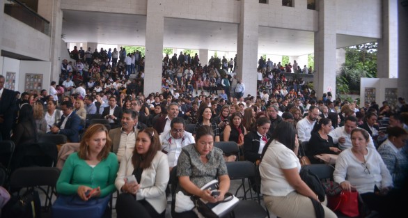 El auditorio Sebastián Lerdo de Tejada resultó ser insuficiente para los invitados, por lo que pusieron una pantalla afuera y hasta las escaleras se utilizaron como asientos.