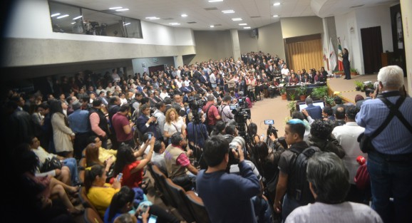 El auditorio Sebastián Lerdo de Tejada resultó ser insuficiente para los invitados por lo que pusieron una pantalla afuera y hasta las escaleras se utilizaron como asientos.  
