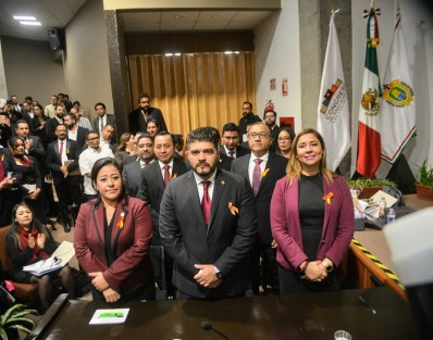 Con muchos invitados especiales, quienes llegaron con sus propios recursos, el Secretario de Educación de Veracruz Roberto Zenyanzen Escobar García compareció  ante la comisión de Educación y Cultura del Congreso Estatal.  