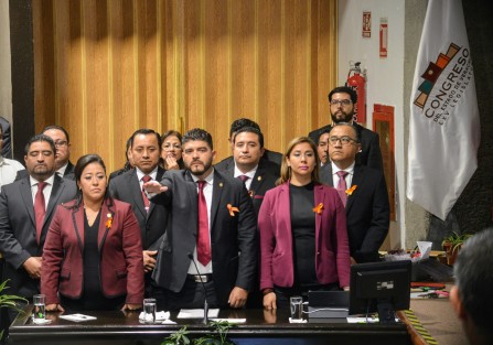 Con muchos invitados especiales, quienes llegaron con sus propios recursos, el Secretario de Educación de Veracruz Roberto Zenyanzen Escobar García compareció  ante la comisión de Educación y Cultura del Congreso Estatal.  
