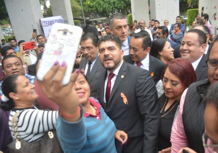 Con muchos invitados especiales, quienes llegaron con sus propios recursos, el Secretario de Educación de Veracruz Roberto Zenyanzen Escobar García compareció  ante la comisión de Educación y Cultura del Congreso Estatal.  