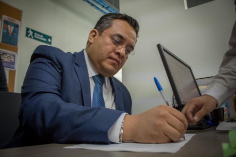 Como representante legal de la Secretaría de Desarrollo Agropecuario Rural y Pesca (SEDARPA), Eduardo Cadena Cerón presentó ante la Fiscalía Especializada en Combate a la Corrupción de Veracruz, formal denuncia contra quién o quiénes resulten responsables por el ejercicio indebido o abandono del servicio público en agravio del Fideicomiso Veracruzano de Fomento Agropecuario (FIVERFAP) de 12 millones 490 mil 390 pesos, durante el ejercicio 2018. 