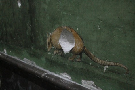 A unos meses de que el mural del maestro Melchor Peredo,<em> Una Revolución continua</em>, ubicado en la entrada principal del Palacio de Gobierno, fuera perforado por manifestantes, el mismo continúa sin ser restaurado.  