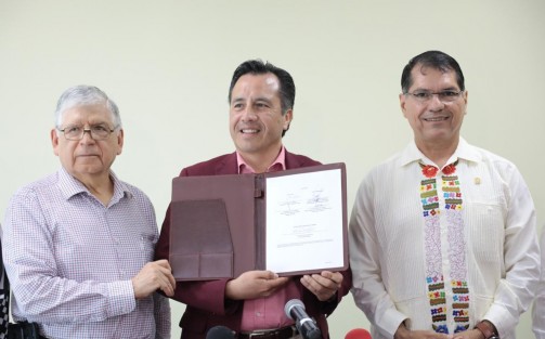 Durante gira de trabajo, el gobernador fue testigo además del convenio que celebró Nacional Financiera (NAFIN) y el Fideicomiso para el Ahorro de Energía Eléctrica (FIDE) de la Comisión Federal de Electricidad (CFE), para contribuir en las acciones de ahorro y uso eficiente de la energía en Coatzacoalcos.  