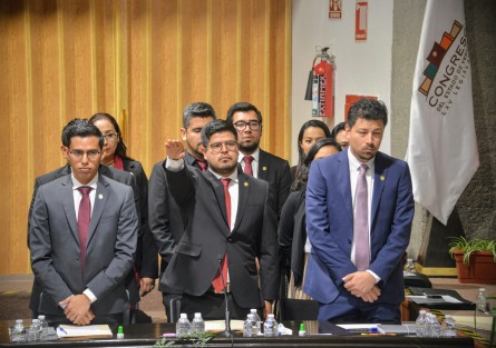  Con la presencia de sólo algunos diputados, el coordinador general de Comunicación Social, Iván Joseph Luna Landa, presumió durante una hora y 45 minutos de la austeridad con la que se maneja ahora esta dependencia.  