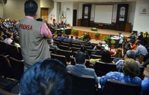  Con la presencia de sólo algunos diputados, el coordinador general de Comunicación Social, Iván Joseph Luna Landa, presumió durante una hora y 45 minutos de la austeridad con la que se maneja ahora esta dependencia.  