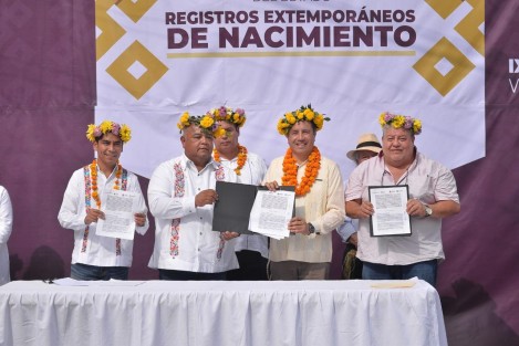 En gira de trabajo por la zona norte, el gobernador Cuitláhuac García Jiménez entregó 300 actas de nacimiento extemporáneas, en español y lengua materna, a personas de la tercera edad.  