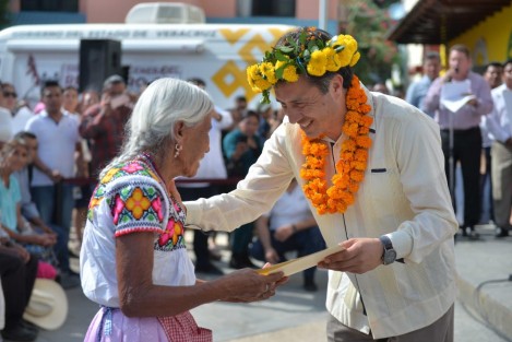En gira de trabajo por la zona norte, el gobernador Cuitláhuac García Jiménez entregó 300 actas de nacimiento extemporáneas, en español y lengua materna, a personas de la tercera edad.  