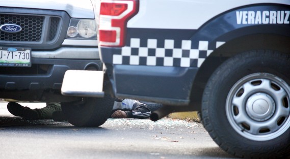 Continúa la violencia en Xalapa, esta mañana una persona del sexo masculino, de aproximadamente 40 años, fue ejecutada sobre la Av. Xalapa, a la altura del retorno de la Normal Veracruzana. Testigos refieren que dos sujetos a bordo de una motocicleta se le emparejaron a una camioneta y le dispararon al menos 6 veces. 