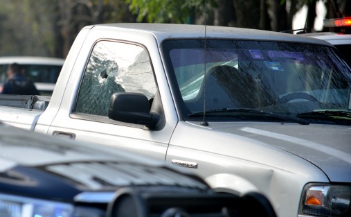 Continúa la violencia en Xalapa, esta mañana una persona del sexo masculino, de aproximadamente 40 años, fue ejecutada sobre la Av. Xalapa, a la altura del retorno de la Normal Veracruzana. Testigos refieren que dos sujetos a bordo de una motocicleta se le emparejaron a una camioneta y le dispararon al menos 6 veces. 