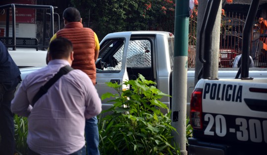 La víctima viajaba a bordo de una camioneta Ford gris; elementos de la Fiscalía y SSP acordonaron y cerraron por varios minutos esta transitada avenida, mientras realizaban las diligencias de rigor.