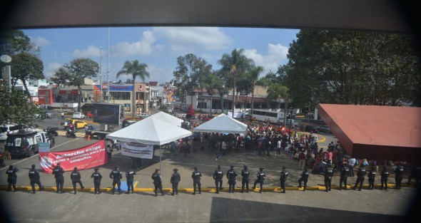 En medio de mucha seguridad, con calles cerradas y manifestación por parte de Antorcha Campesina, el alcalde Xalapa, Hipólito Rodríguez, rindió su segundo informe de labores.  