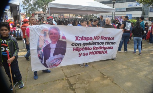 En medio de mucha seguridad, con calles cerradas y manifestación por parte de Antorcha Campesina, el alcalde Xalapa, Hipólito Rodríguez, rindió su segundo informe de labores.  