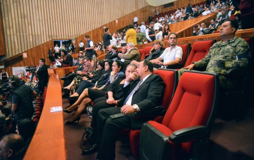 En compañía de la rectora de la UV Sara Ladrón de Guevara, diputadas locales de Xalapa y la Senadora Gloria Sánchez, el munícipe presumió con su eslogan <em>obras que no se ven</em>, la construcción de domos, drenajes  y las calles sin terminar del centro.  