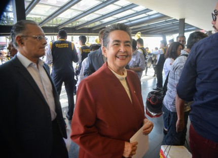 En compañía de la rectora de la UV Sara Ladrón de Guevara, diputadas locales de Xalapa y la Senadora Gloria Sánchez, el munícipe presumió con su eslogan <em>obras que no se ven</em>, la construcción de domos, drenajes  y las calles sin terminar del centro.  