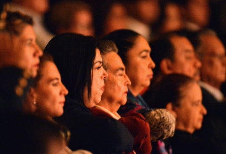 En compañía de la rectora de la UV Sara Ladrón de Guevara, diputadas locales de Xalapa y la Senadora Gloria Sánchez, el munícipe presumió con su eslogan <em>obras que no se ven</em>, la construcción de domos, drenajes  y las calles sin terminar del centro.  