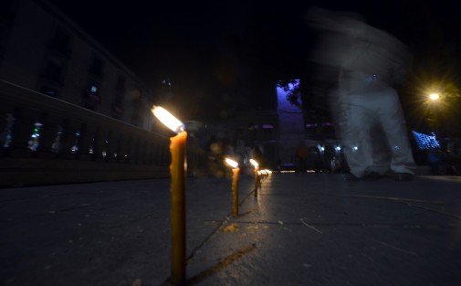  Familias completas y jóvenes de todas las edades se congregan en el parque Juárez a encender centenares de velas que arderán hasta su consumo final, brindando al paseante, espectador o simple curioso un espectáculo lleno de luz.  