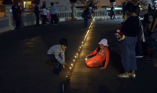  Familias completas y jóvenes de todas las edades se congregan en el parque Juárez a encender centenares de velas que arderán hasta su consumo final, brindando al paseante, espectador o simple curioso un espectáculo lleno de luz.  