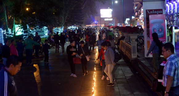  Familias completas y jóvenes de todas las edades se congregan en el parque Juárez a encender centenares de velas que arderán hasta su consumo final, brindando al paseante, espectador o simple curioso un espectáculo lleno de luz.  